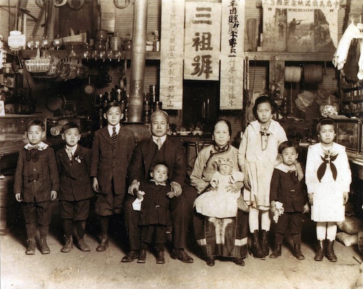 The Pang family in Mississippi, early 1920s (taken from https://abagond.wordpress.com/2014/06/06/chinese-americans-in-the-deep-south-after-1882/)